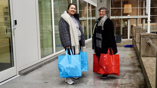 Mayura en Grace doen samen boodschappen