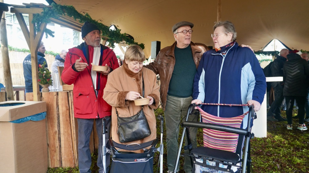 John, Pucki, Arie en Thea smullen van iets lekkers