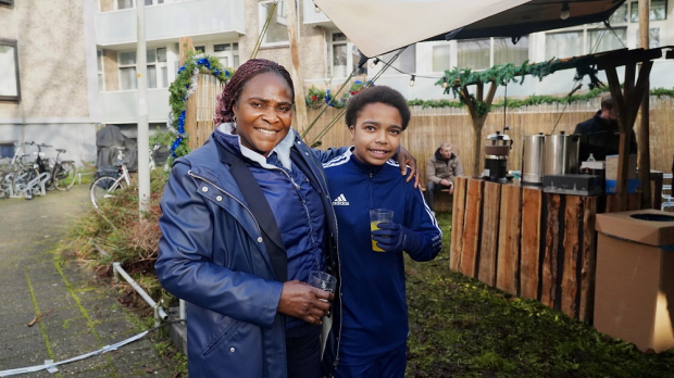 Margaret en Edem genieten van hun drankje
