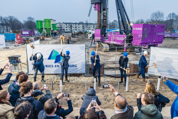 Het slaan van de eerste paal door (v.l.n.r.) Jimmy Kools (Sustay), Gijsbert van Herk (Staedion), Hugo de Jonge (Volkshuisvesting en Ruimtelijke Ordening), Martijn Balster (Gemeente Den Haag), Marco Dekker (De Vries en Verburg)