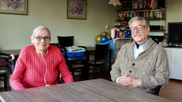 Joecke en Max in de ontmoetingsruimte