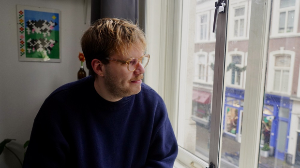 Tijmen voor het raam van zijn woning