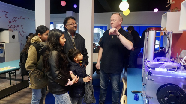 Jongeren bij de uitleg van het MuseumLAB