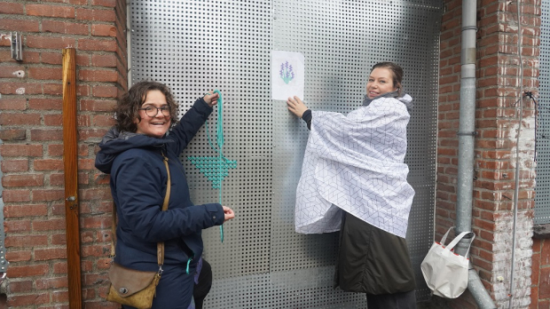 Judith en Iris voor het borduurwerk