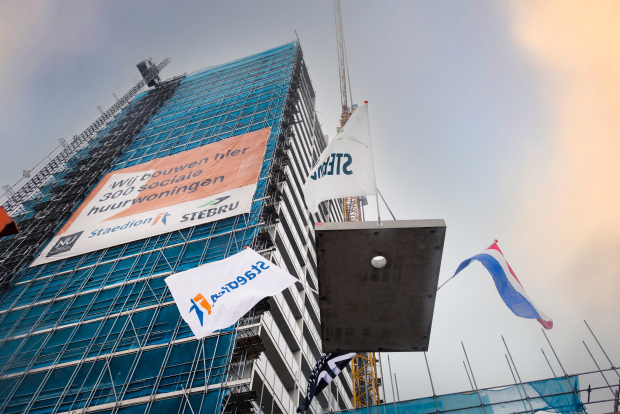 Hoogste punt Pegasus - vlaggen worden gehesen