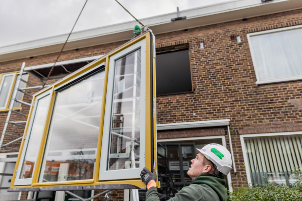 Plaatsen van nieuwe kozijnen in de Serenadestraat