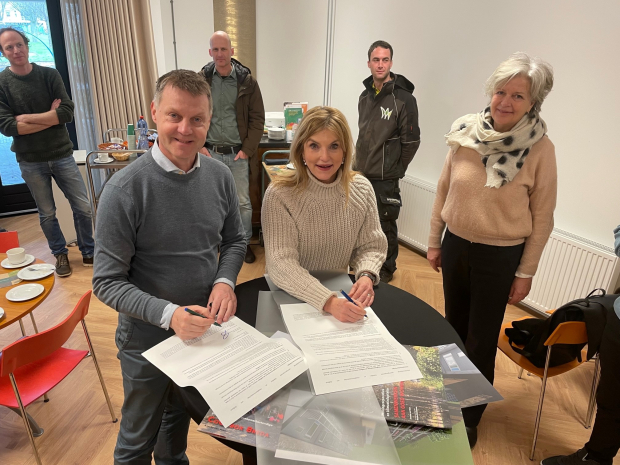 Gijsbert van Herk en Manita Koop ondertekenen de intentieovereenkomst
