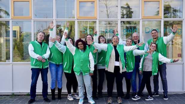 Vrijwilligers van Stichting Leergeld voor hun pand