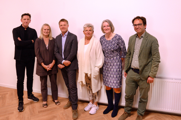 Van links naar rechts: Francesco Veenstra (Rijksbouwmeester), Korrie Louwes (gemeente Den Haag), Gijsbert van Herk (Staedion), Wil Hartgrink (Bewonerscommissie), Barbara Schildkamp (Middin) en Jeroen Laven (Gemeente Den Haag).