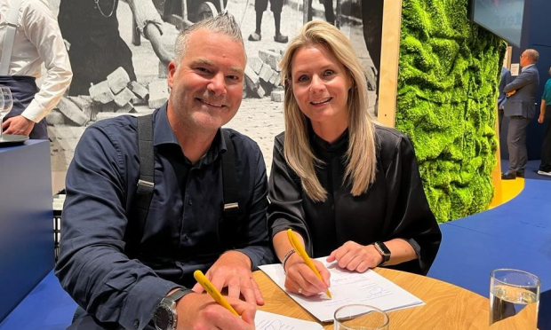 Ondertekening Esther Fleers directeur Vastgoed Heijmans en Dre Boidin directeur Vastgoed & Onderhoud Staedion