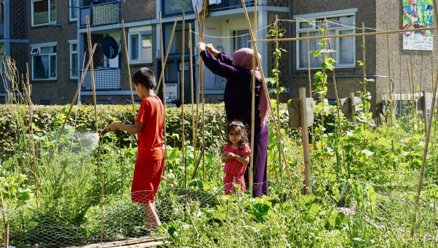 Ismael met zijn moeder en zusje in de MengelMoestuin