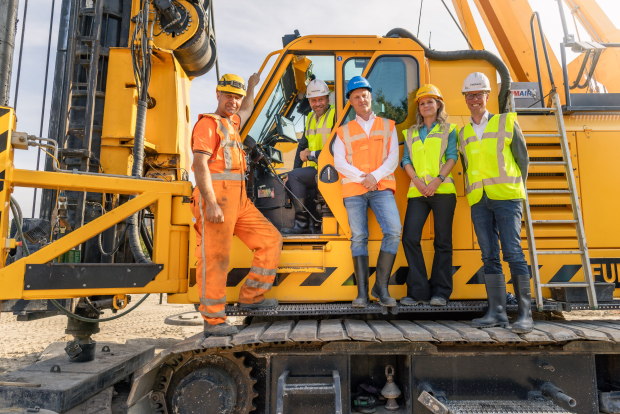Start bouw handeling door: minister Hugo de Jonge, Gijsbert van Herk, Esther Fleers en wethouder Martijn Balster
