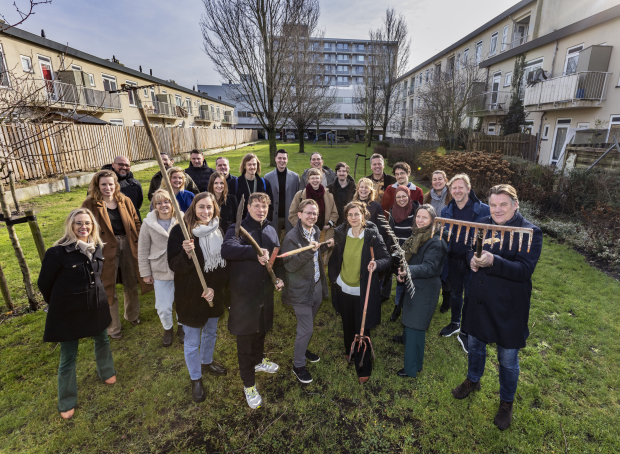 Groepsfoto in een binnentuin in Den Haag Zuidwest