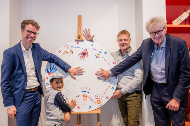 Symbolische handdruk met Peter de Haan, Gijsbert van Herk en wethouder Martijn Balster voor het MuseumLAB van de toekomst