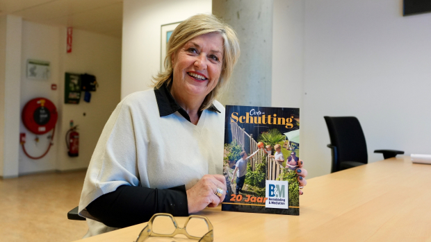 teamleider Gerda van Bemiddeling & mediation laat boek zien
