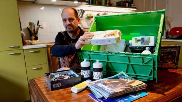 Jelle van Spullenbak Den Haag met een groene bak vol spullen