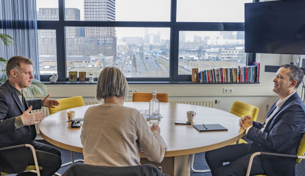 Gijsbert van Herk en Marc Verburg, regiodirecteur Noordwest Leger des Heils in gesprek