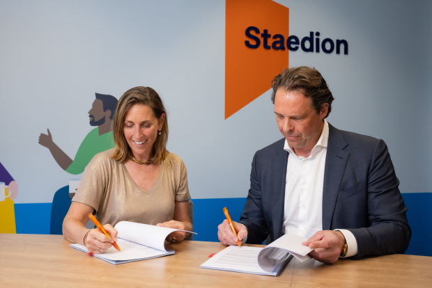 Marieke Stam (Staedion) en Evert Wind (Quiet) ondertekenen huurcontract