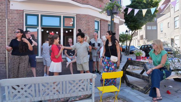 Feestje op straat met een groep mensen