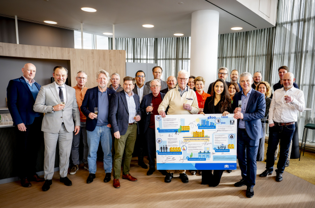 Een hele groep mensen met een bord met daarop handtekeningen voor de ROK