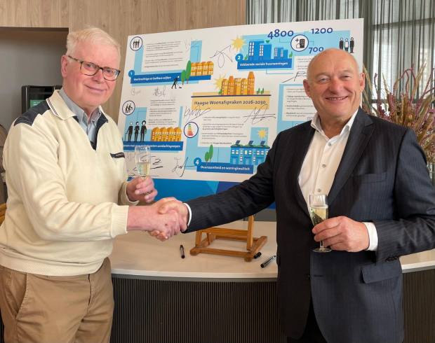 Ruud Klein en Jacques Thielen schudden elkaar de hand na het tekenen van de ROK