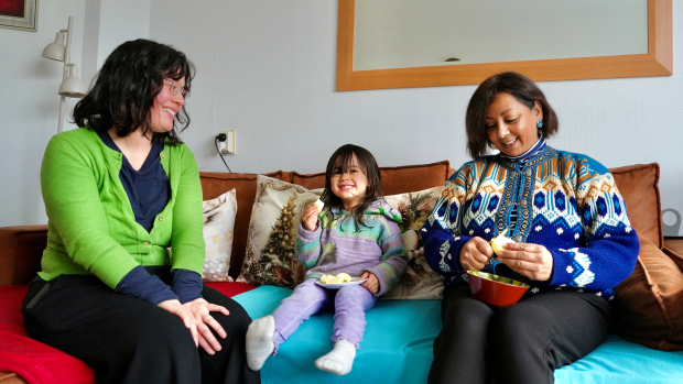 Buurvrouwen met een dochter op de bank
