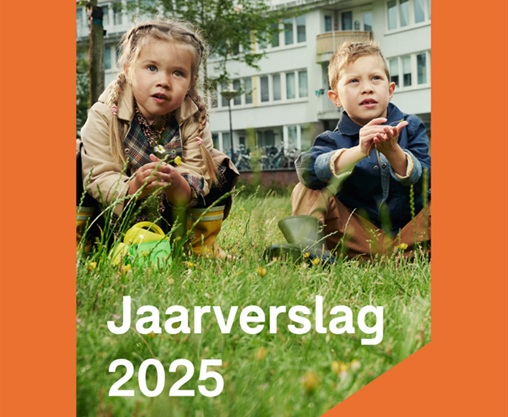 Cover van het jaarverslag 2025 met twee kinderen in het groen