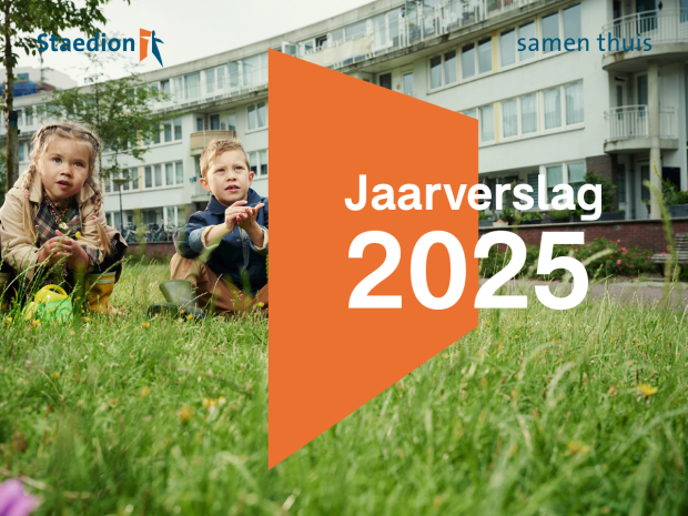 Cover van het jaarverslag 2025 met twee kinderen in het groen