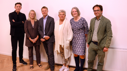 Van links naar rechts: Francesco Veenstra (Rijksbouwmeester), Korrie Louwes (gemeente Den Haag), Gijsbert van Herk (Staedion), Wil Hartgrink (bewonerscommissie), Barbara Schildkamp (Middin) en Jeroen Laven (gemeente Den Haag).