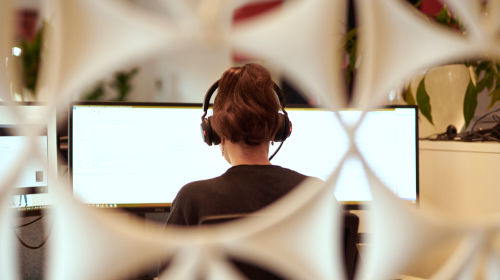 Medewerker aan de telefoon