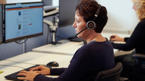 Medewerker aan de telefoon