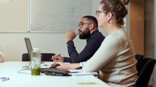 Twee collega's vergaderen