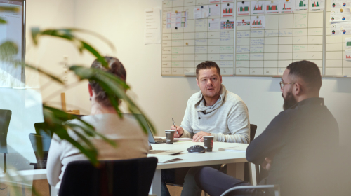 Drie collega's vergaderen