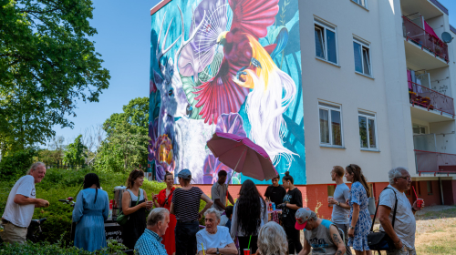 Bewoners tijdens het buurtfeest voor de onthulling van het kunstwerk
