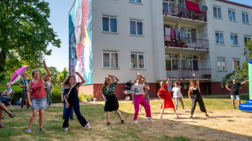 Dansvoorstelling tijdens de onthulling van de muurschildering