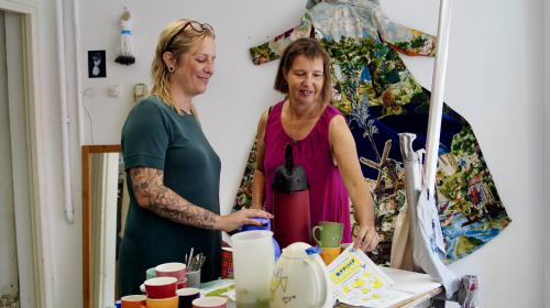 OpPimp rechts Carola, links vrijwilliger Karin