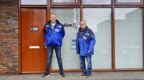 Jeroen en Jan van het BIT voor het wijkkantoor van Staedion
