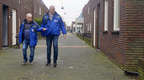 Jeroen en Jan van het BIT maken samen een rondje door de wijk