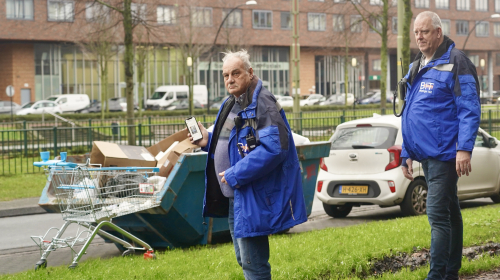 Jeroen en Jan van het BIT samen voor een vuilcontainer