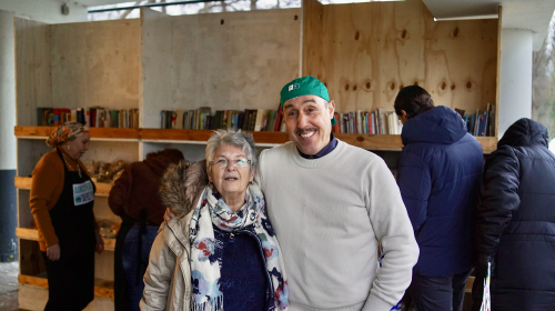Ben Lachhab met bezoeker voor de weggeefhoek