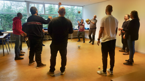 Samen trainen met gewichtjes en ballen in Allekanten