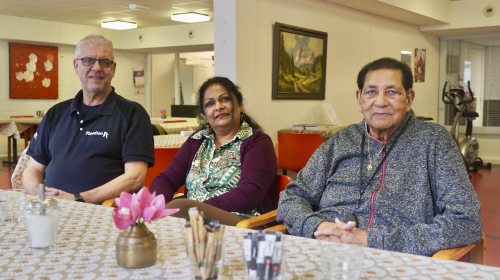 Peter, Irene en meneer Zaandam aan tafel in de ontmoetingsruimte