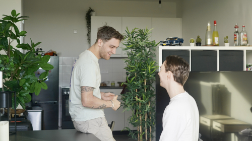 Yoshua en Rick in de woonkamer in hun woning aan het Maanplein