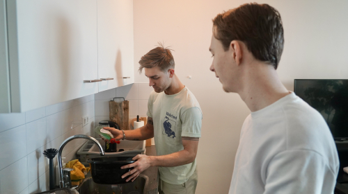 Yoshua en Rick aan de afwas in hun woning aan het Maanplein
