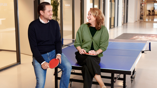 2 collega's op de pingpong tafel 