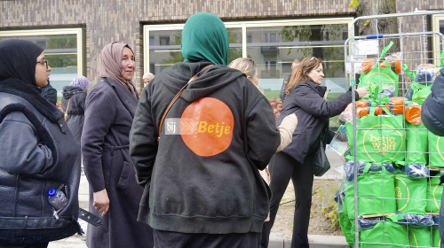 Vrijwilligers Bij Betje delen tassen uit