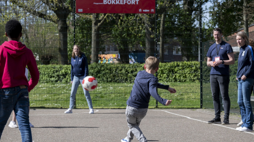 Jongeren aan het voetballen