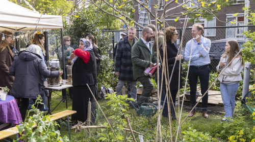 Genodigden tijdens 10 jaar Spinozahof