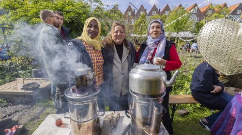 Dames met de koffie en thee tijdens 10 jaar Spinozahof