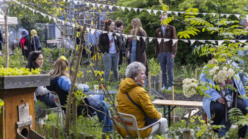 Genodigden tijdens 10 jaar Spinozahof
